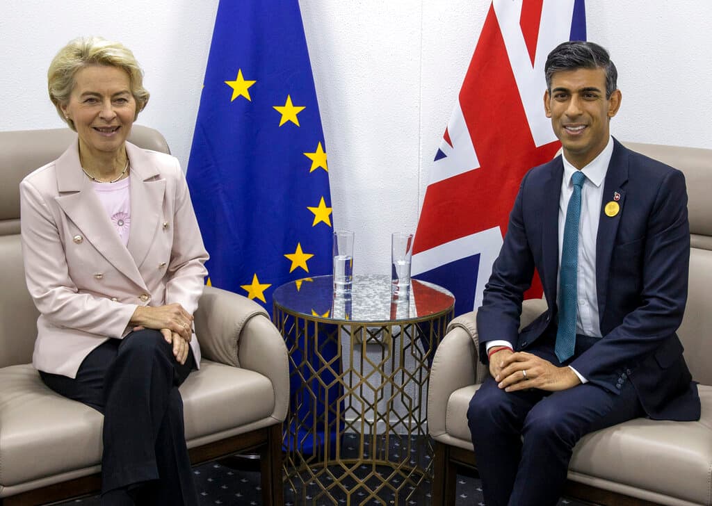 European Commission President Ursula von der Leyen, left, and British Prime Minister Rishi Sunak meet during a climate summit at Sharm el-Sheikh, Egypt.