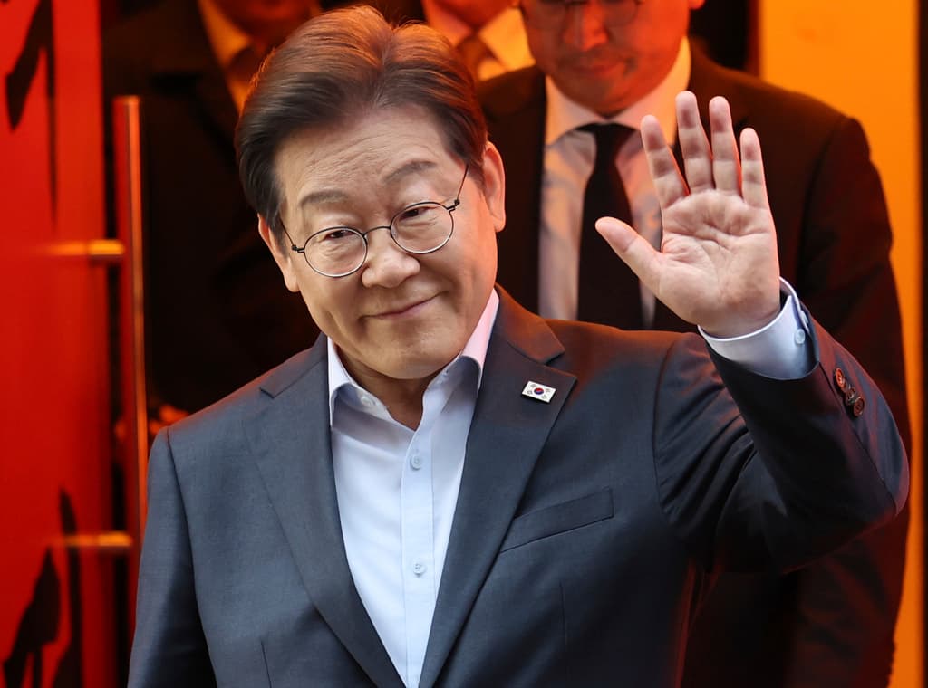 South Korea's president, Lee Jae-myung, campaigning at Seoul, on May 1, 2025.