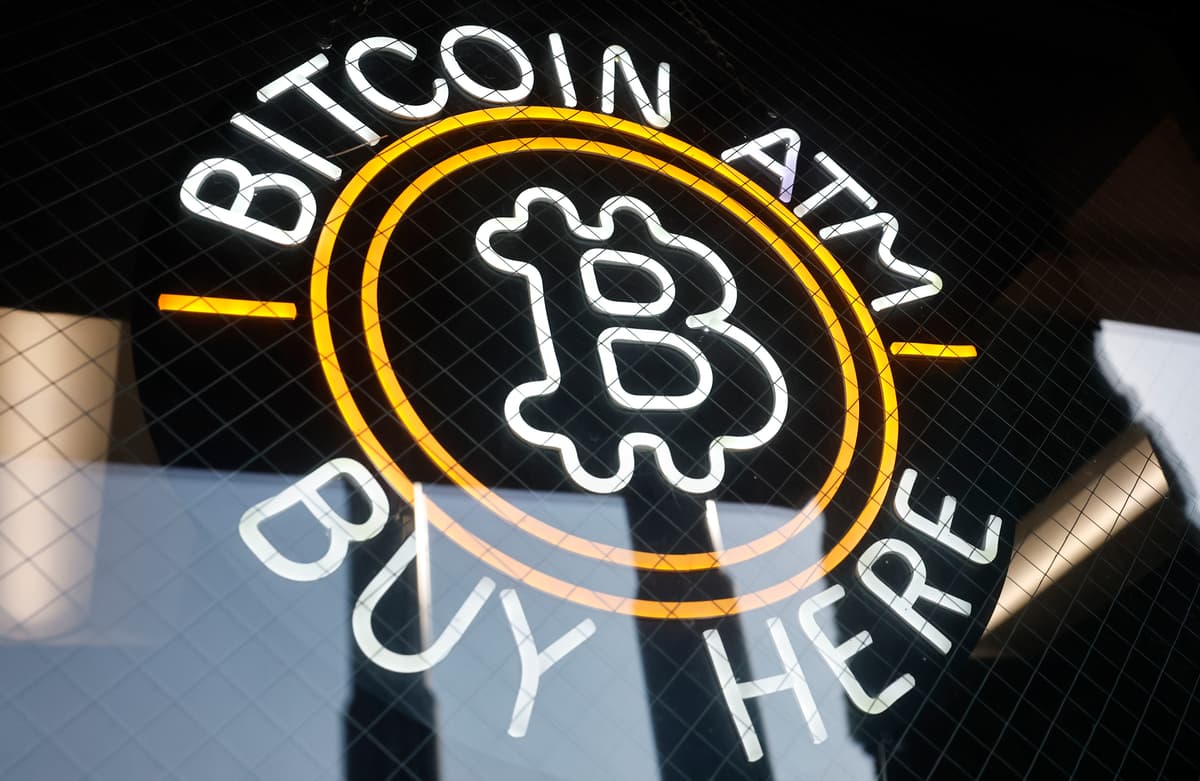 Bitcoin Faces Sharp Selloff as Investors Flee Risky Assets