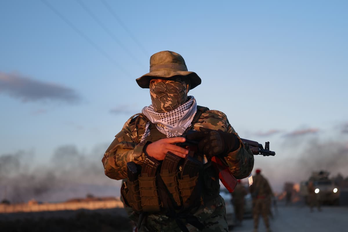 A Syrian government fighter stands guard outside Al-Aqtan prison on the outskirts of Raqqa, in northeastern Syria on January 19, 2026.