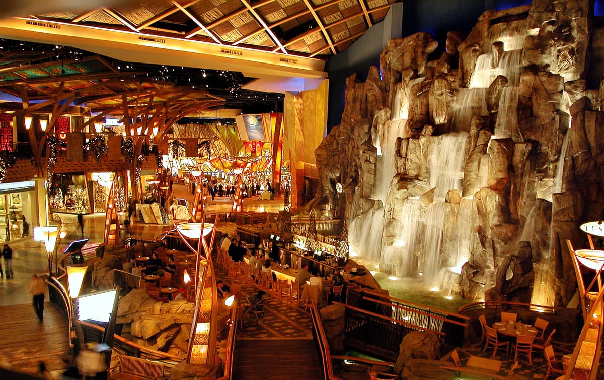 Visitors gather at a bar at the Mohegan Sun Casino and Resort at Uncasville, Connecticut, on November 20, 2002. 