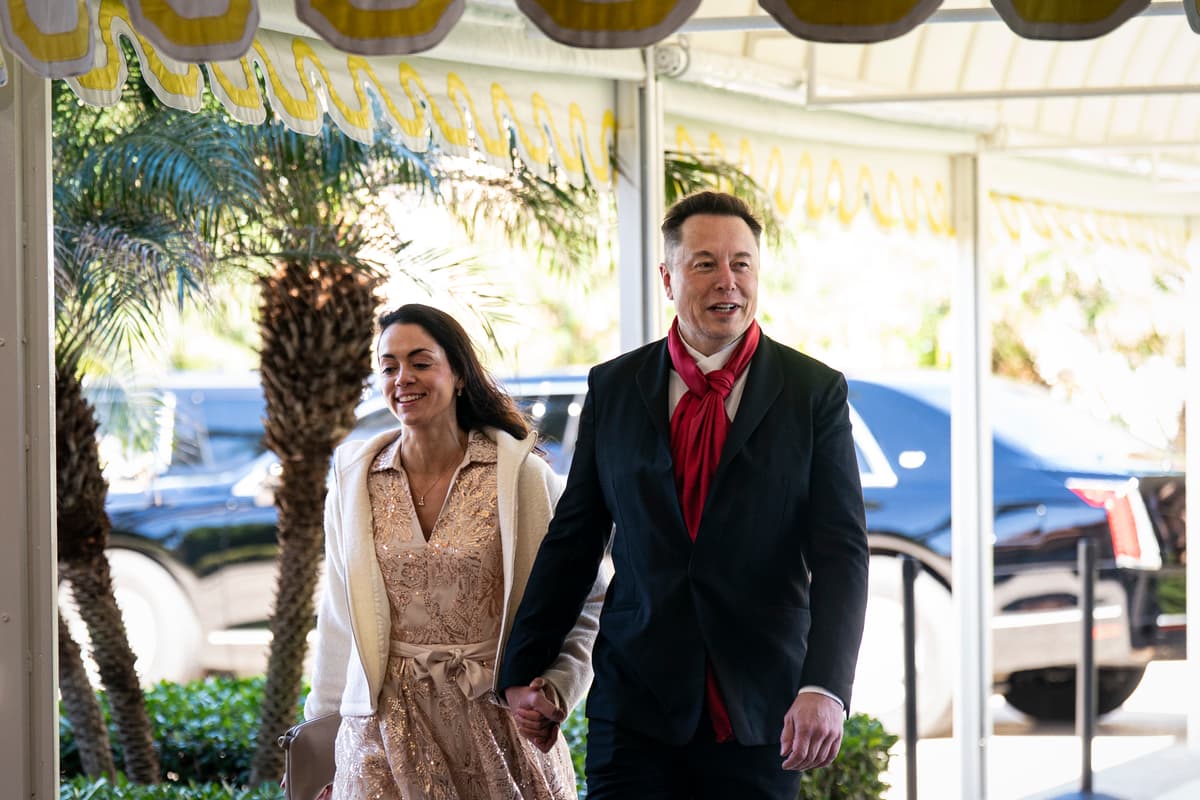  Elon Musk, accompanied by venture capitalist Shivon Zilis, arrives at Mar-a-Lago for a wedding on February 1, 2026.