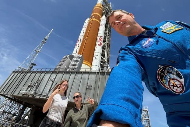 Flight commander Reid Wiseman posed for this selfie with his daughters shortly before taking off aboard Artemis II.