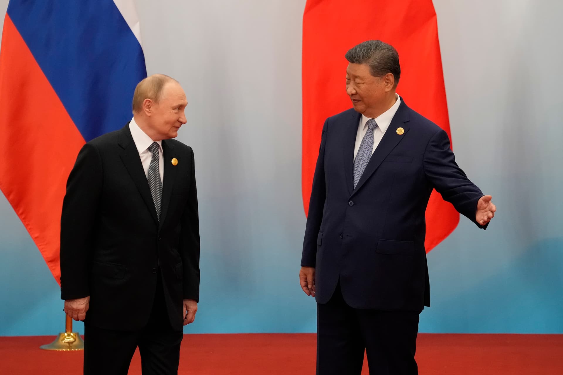 President Xi jinping shows the way to President Vladimir Putin during the Shanghai Cooperation Organization (SCO) Summit 2025 at the Meijiang Convention and Exhibition Centre on September 1, 2025 in Tianjin, China. 