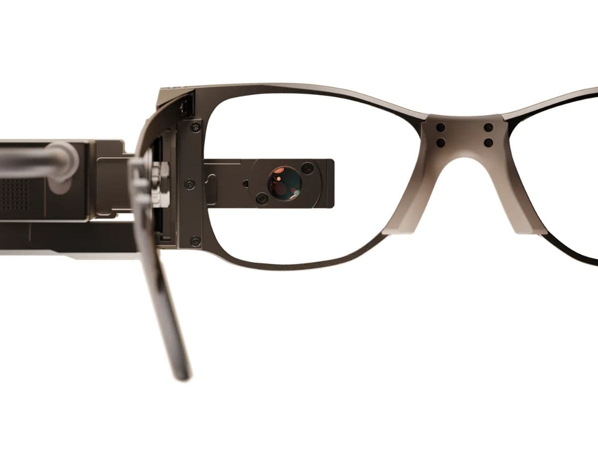New technology pairs glasses projecting light with a chip placed on the retina, causing an electrical stimulation that allows the brain to see letters and images.