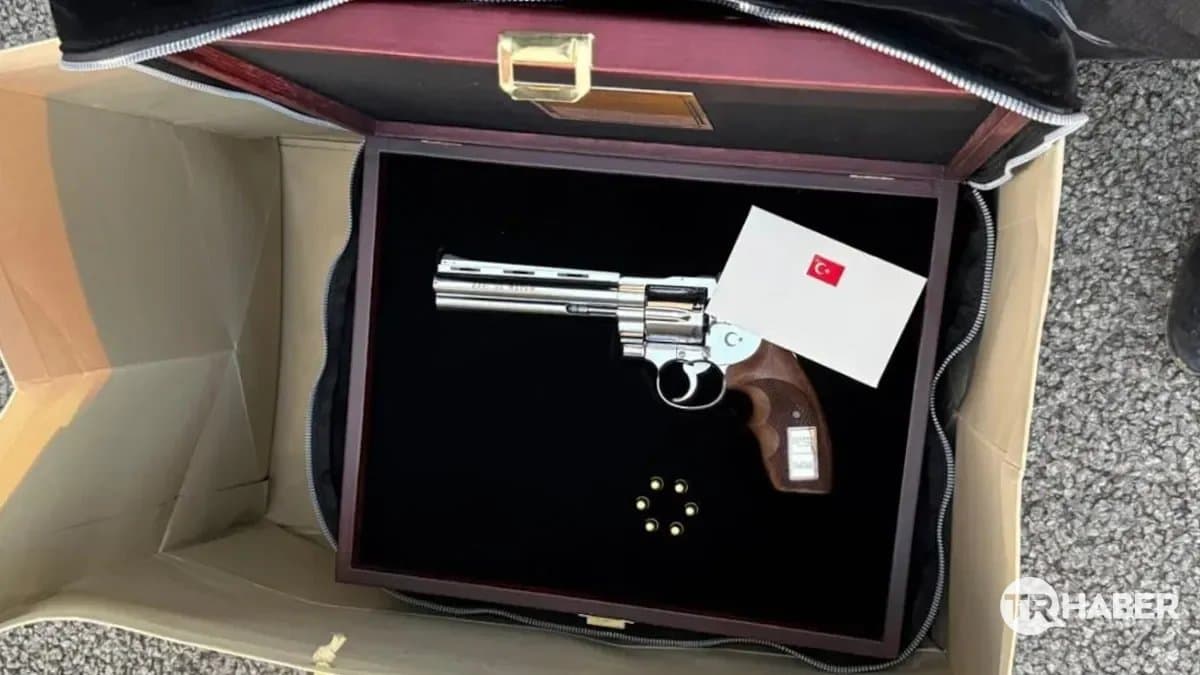 Belgian officials display a Gümüşay .357 Magnum revolver gifted to Prime Minister Bart De Wever by Turkey’s president, Recep Tayyip Erdoğan, at the recent NATO summit.