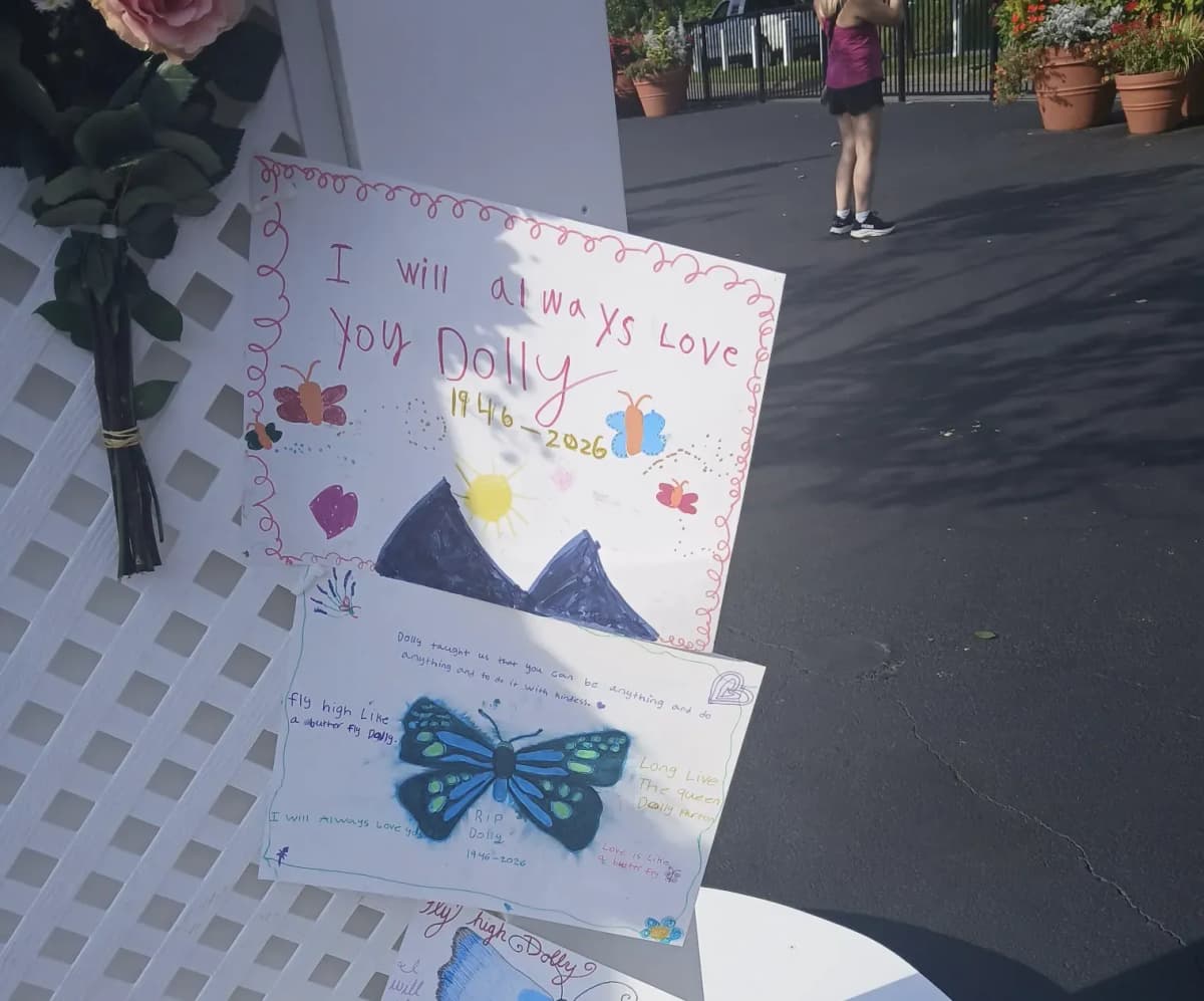 Cards from mourners hang outside the Dollywood Amusement Park in Pigeon Forge, Tennessee, on August 26, 2026. 