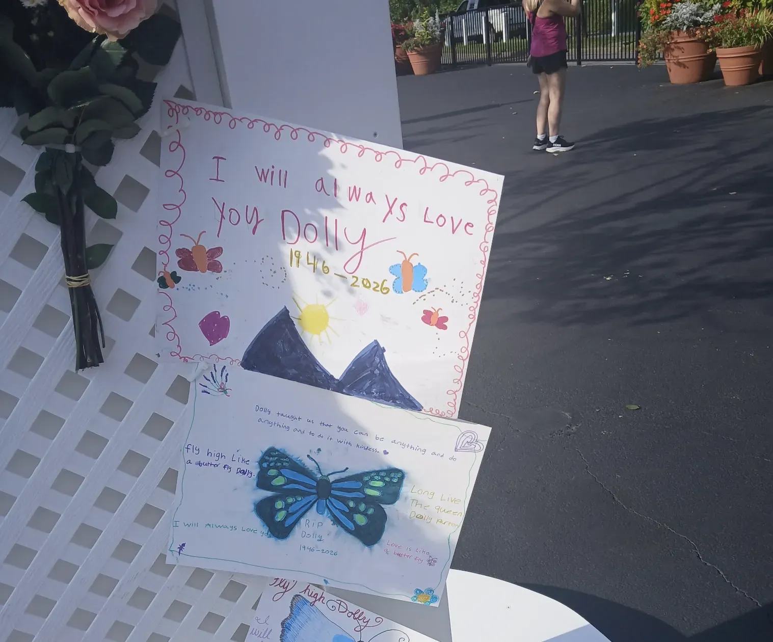 Cards from mourners hang outside the Dollywood Amusement Park in Pigeon Forge Tennessee on August 26, 