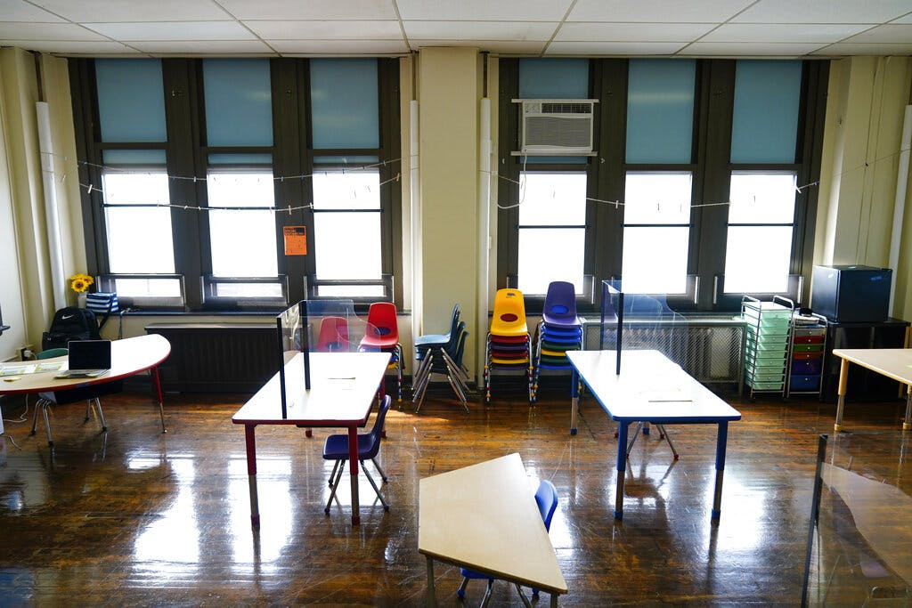 Meja diberi jarak sebelum pembelajaran tatap muka yang direncanakan di sebuah sekolah dasar pada 19 Maret 2021 di Philadelphia. 