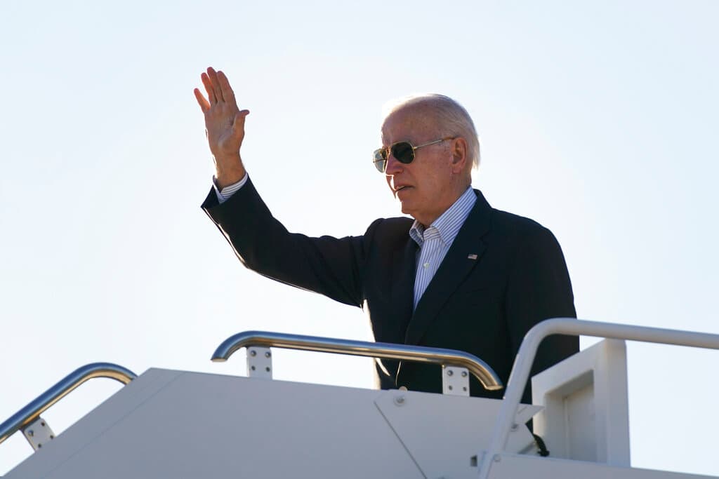 President Biden waves before boarding Air Force One at El Paso International Airport, January 8, 2023, to travel to Mexico City.