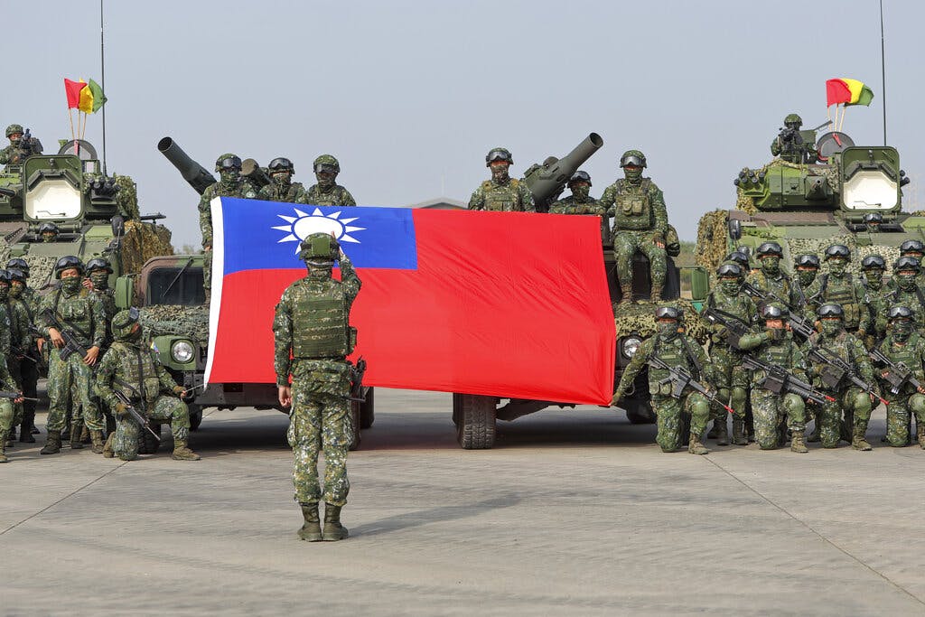 Tentara Taiwan berpose untuk foto setelah latihan peningkatan kesiapsiagaan yang menyimulasikan pertahanan melawan gangguan militer oleh China, di Kota Kaohsiung, Taiwan, 11 Januari 2023.  