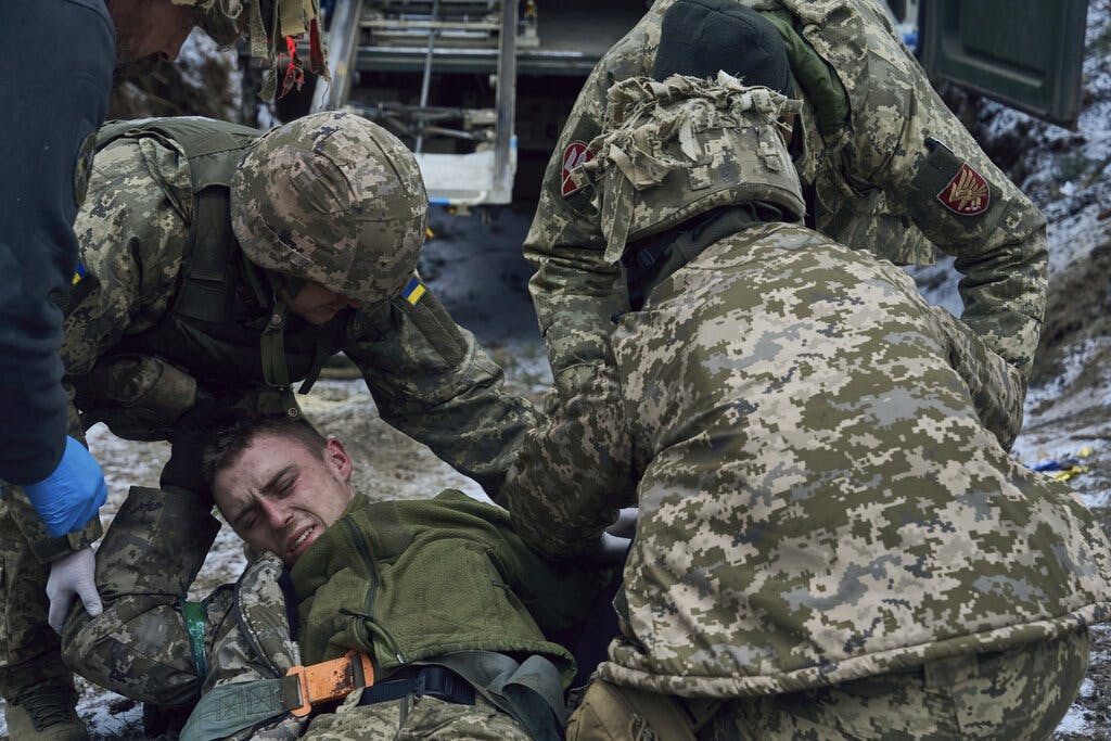 Petugas medis militer memberikan pertolongan pertama kepada tentara yang terluka di dekat Kremenna di wilayah Luhansk, Ukraina, 16 Januari 2023. 