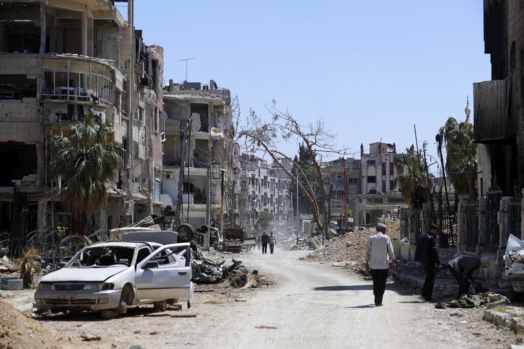 Penghancuran di kota Douma, Suriah, tempat dugaan serangan senjata kimia, pada 16 April 2018. 