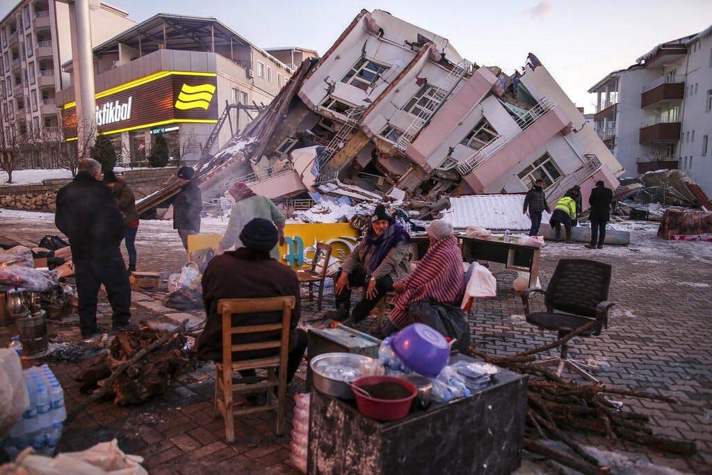 Bangunan runtuh di Golbasi, di provinsi Adiyaman, Turki selatan, 8 Februari 2023. 