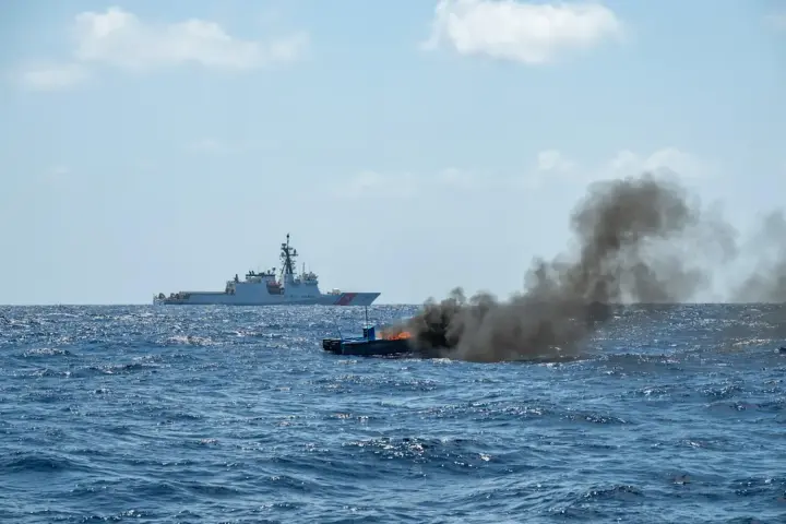 Via UNN.ua A suspected Venezuelan drug smuggling boat burns after being stuck by an American Navy vessel in the Caribbean Sea on September 2, 2025.