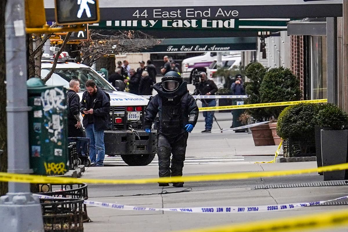Ryan Murphy/Getty Images Bomb Squad and FBI officers conduct an investigation at New York City.