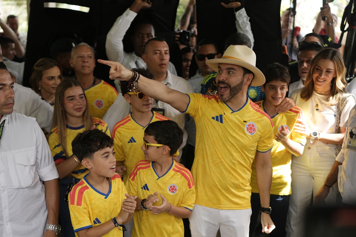 Ivan Valencia/AP Abelardo de la Espriella, the top vote-getter in Sunday’s presidential election in Colombia, arrives to vote with his family at Barranquilla, Colombia, on June 21, 2026.