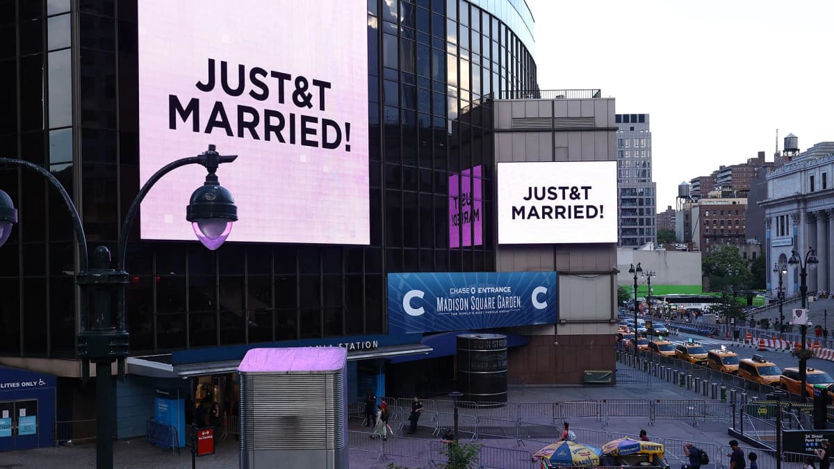 Via X Giant billboards outside of Madison Square Garden provided the first official confirmation that Taylor Swift’s wedding to Travis Kelce had taken place on July 3, 2026.