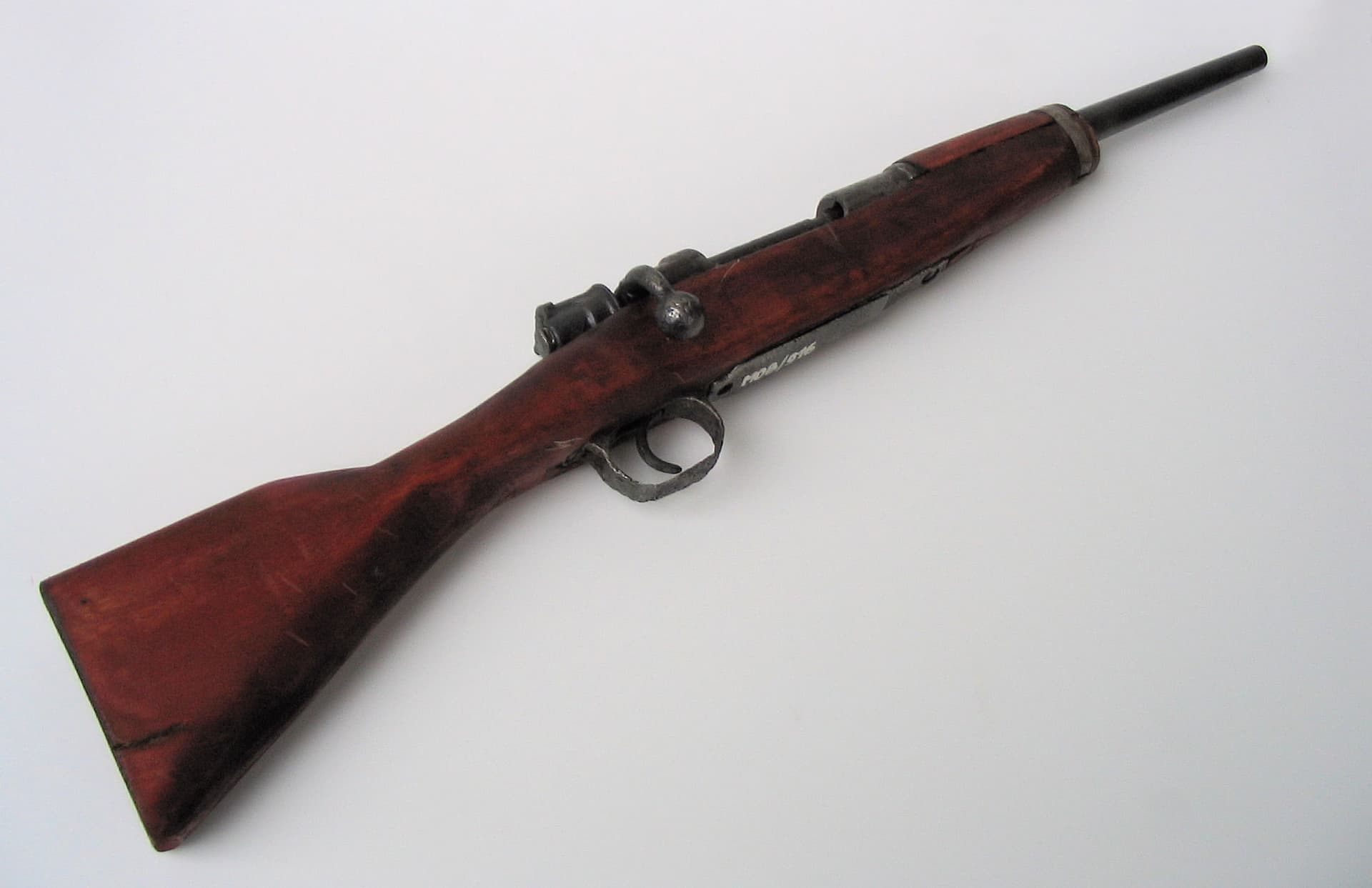 Grzegorz Pietrzak via Wikipedia, CC BY-SA 3.0. A short-barrel gun like this Mauser 98 refers to a shoulder-fired firearm with a barrel length of less than 16 inches or overall length of less than 26 inches or a handgun fitted with a buttstock and a barrel of less than 16 inches.
