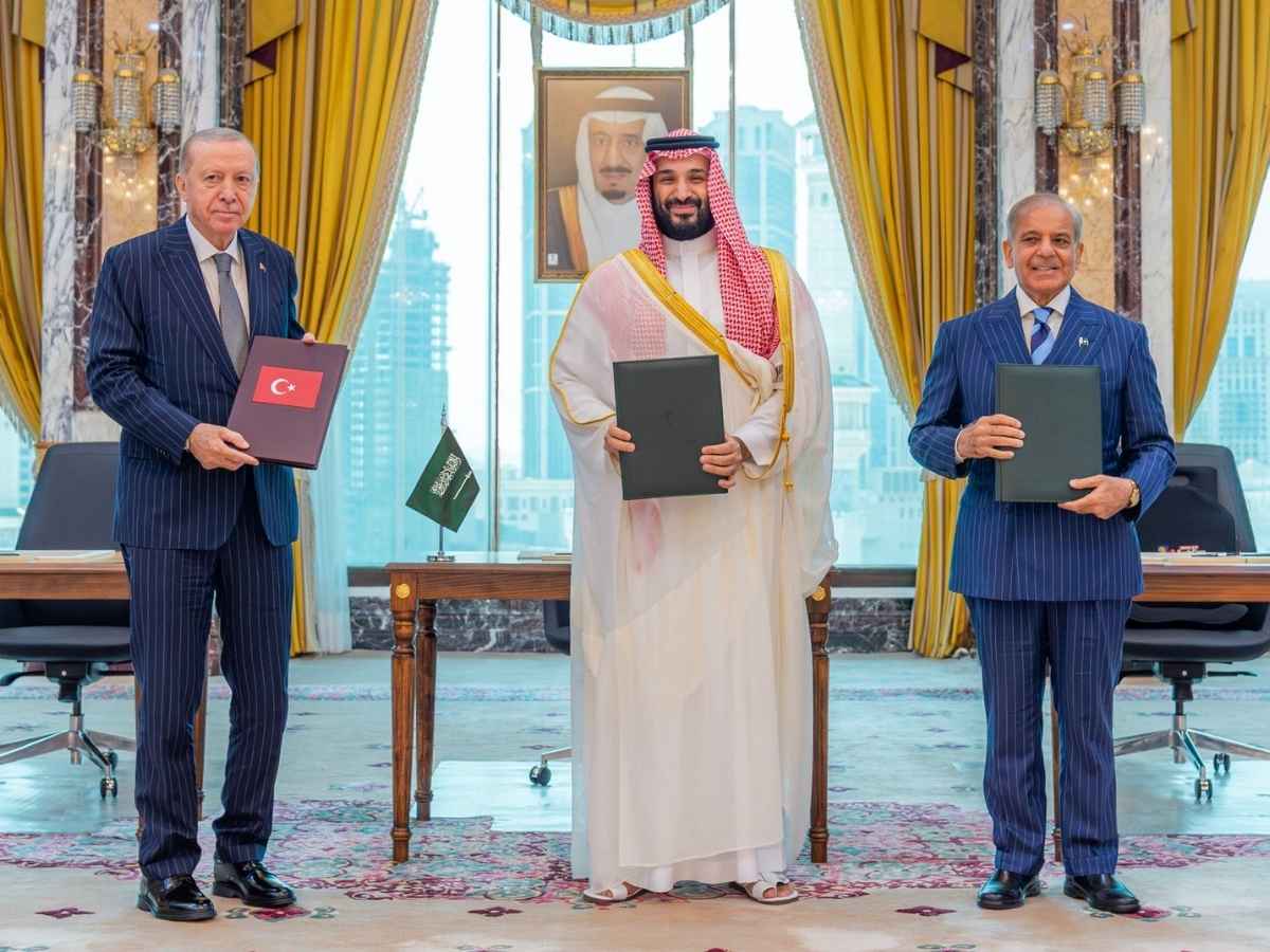 Ministry of Foreign Affairs of the Kingdom of Saudi Arabia Via X The Crown Prince of Saudi Arabia, Salman bin Abdulaziz is flanked by the president of Turkey, Recep Tayyip Erdogan, and the Prime Minister of Pakistan, Muhammad Shebhaz Sharif, after signing the Mecca Joint Defense Agreement on August 7, 2026, at Al Safa Palace at Mecca.