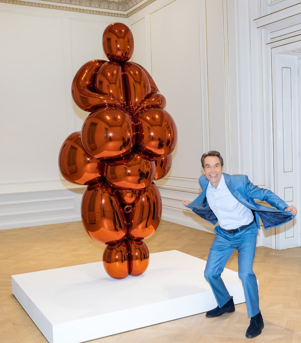 Paris Tavitian © Museum of Cycladic Art Jeff Koons in front of his work 'Balloon Venus Lespugue (Orange)' at the Museum of Cycladic Art.