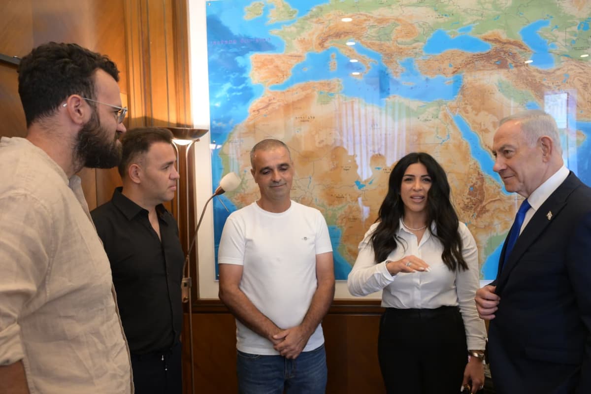 Amos Ben Gershom Prime Minister Benjamin Netanyahu meets with Israeli passengers who helped stopped the Omani pilot from crashing the FlyDubai plane.