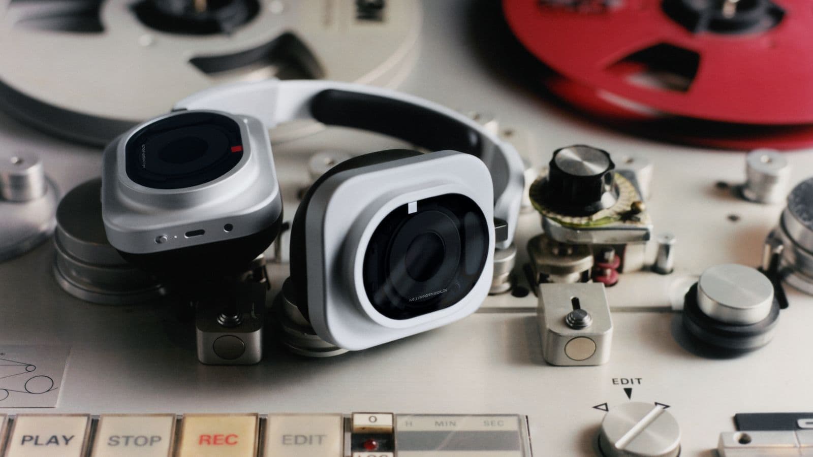 Nothing Nothing Headphones 1 Pro.
